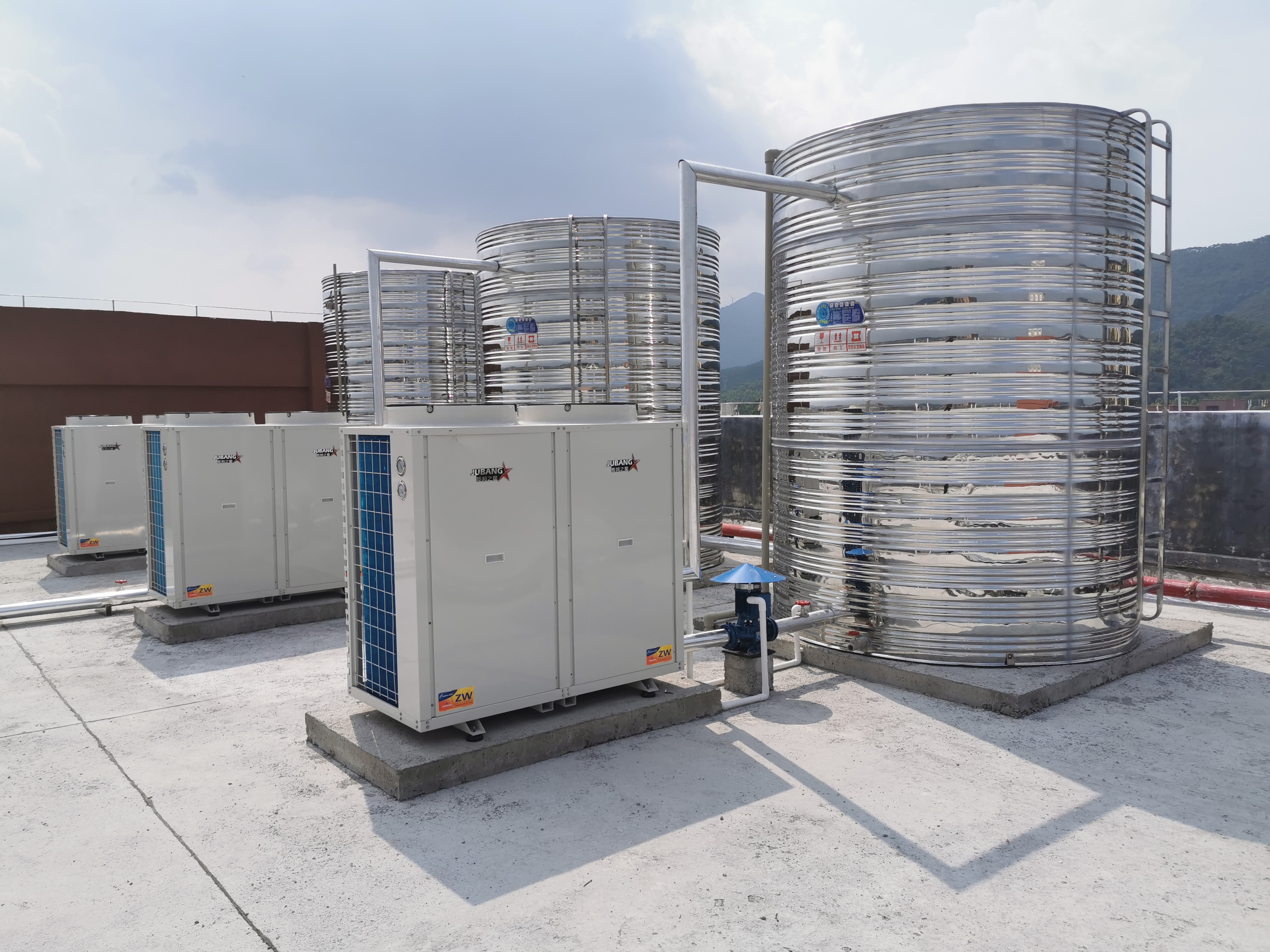 興業(yè)縣第四中學(xué)空氣能熱水工程案例